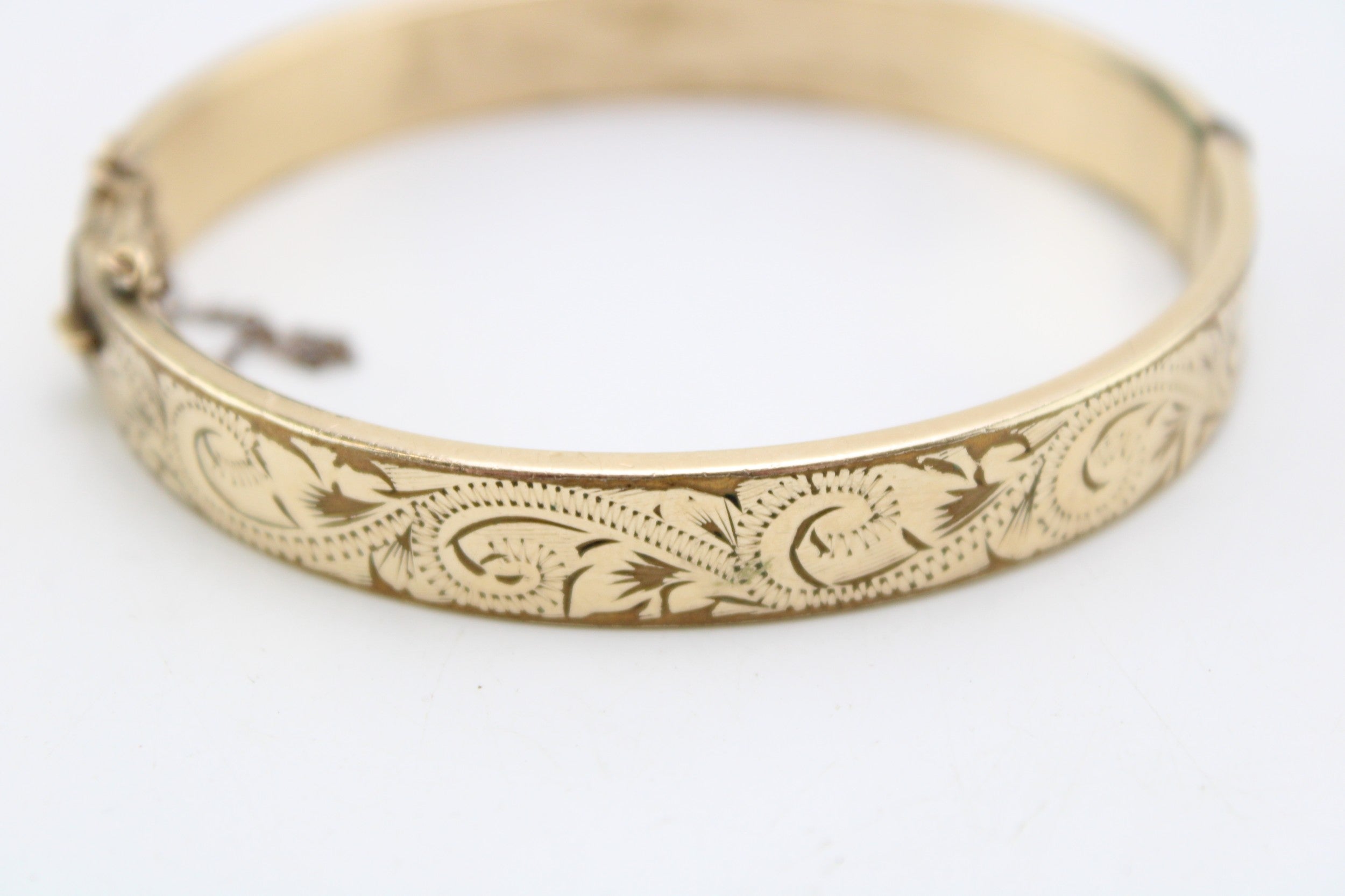 Victorian 9ct Gold Engraved Bangle